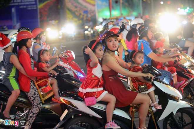 Hang nghin nguoi chen nhau o pho di bo don khong khi Noel hinh anh 10