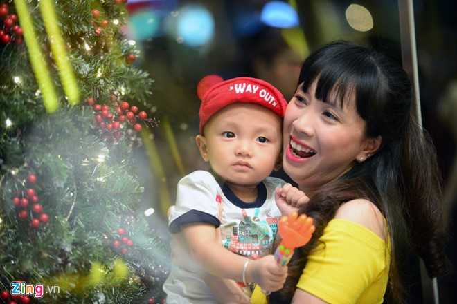 Hang nghin nguoi chen nhau o pho di bo don khong khi Noel hinh anh 14