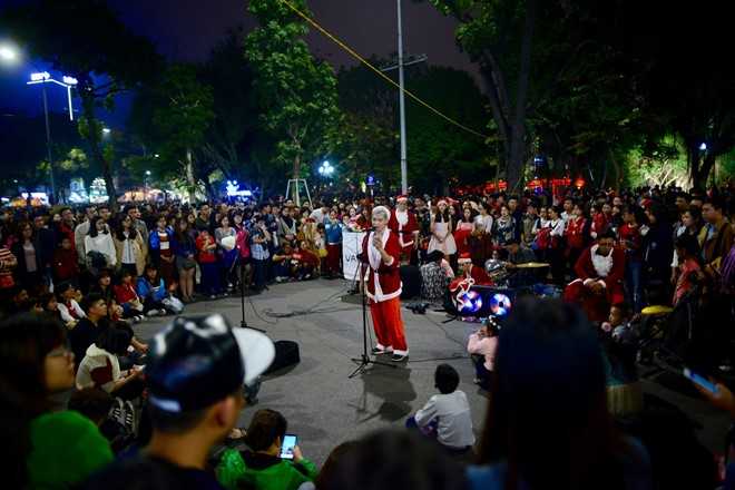 Hang nghin nguoi chen nhau o pho di bo don khong khi Noel hinh anh 8