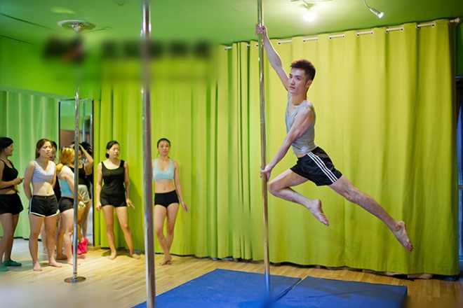 Thay giao mua cot: 'My nu vay quanh song kho kiem ban gai' hinh anh 1