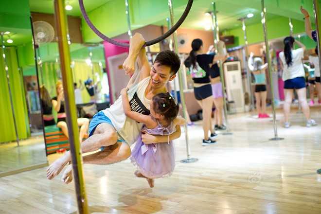 Thay giao mua cot: 'My nu vay quanh song kho kiem ban gai' hinh anh 7