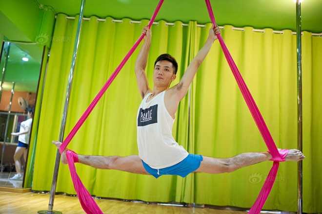 Thay giao mua cot: 'My nu vay quanh song kho kiem ban gai' hinh anh 11