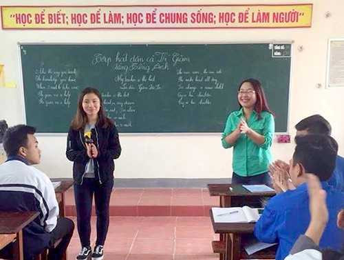 Co giao Ha Tinh sang tac dan ca vi dam bang tieng Anh hinh anh 1