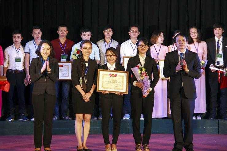 thu-truong-nguyen-manh-hung-nghien-cuu-khoa-hoc-1