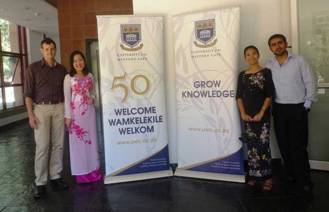  Minh Châu (thứ 2 từ trái sang) cùng các bạn học tại trường ĐH Western Cape (Cape Town, Nam Phi) 