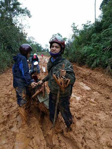 giao-vien-cam-ban-12