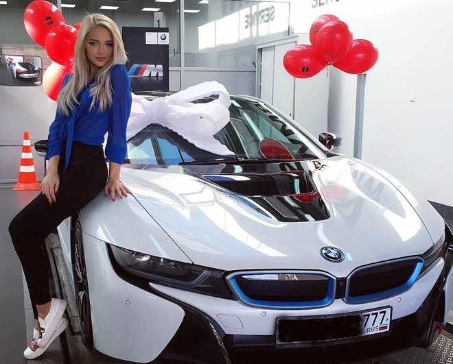 Nhan sac co gai giong bup be Barbie gay tranh cai tren mang hinh anh 4