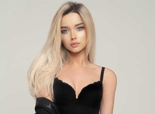 Nhan sac co gai giong bup be Barbie gay tranh cai tren mang hinh anh 1