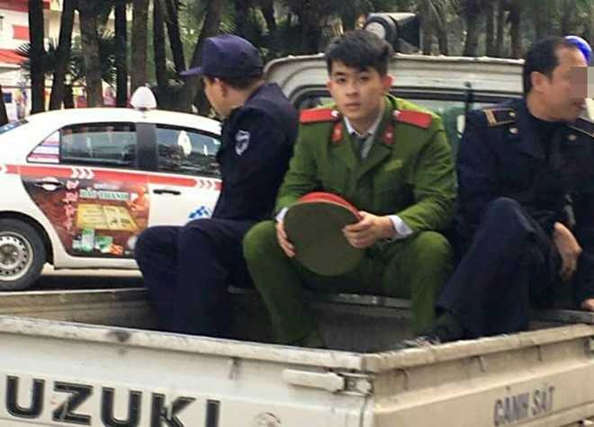 Dan mang tim kiem chang cong an dien trai bi chup len hinh anh 1