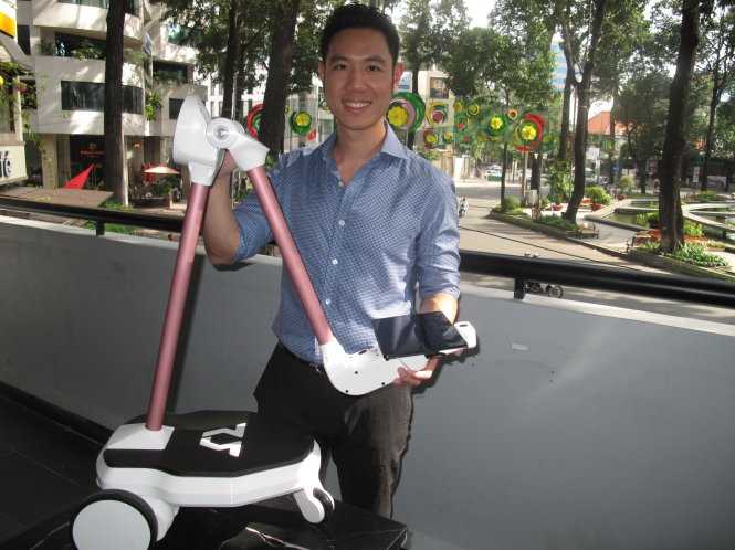 Tiến sĩ Vũ Duy Thức chia sẻ về cấu trúc, chức năng của robot OhmniLabs - Ảnh: Công Nhật