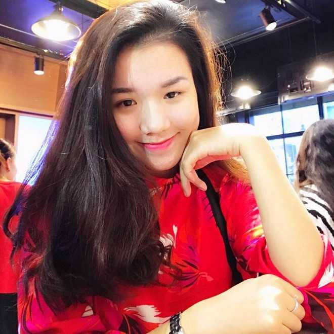 Nu nhan vien hat tai cua hang dien thoai duoc yeu men hinh anh 1