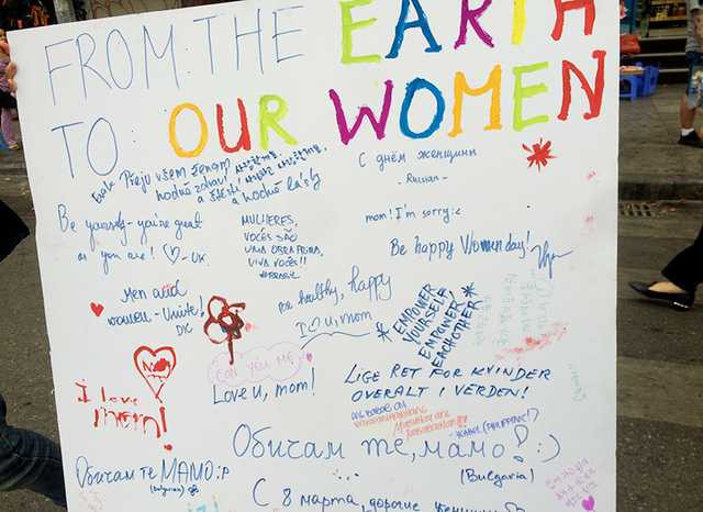 Tấm bảng viết rất nhiều lời chúc, cho tới khi không còn chỗ để viết và vẽ nữa thì vẫn có rất nhiều du khách đến trò chuyện cùng các bạn trẻ và ủng hộ ý tưởng này.