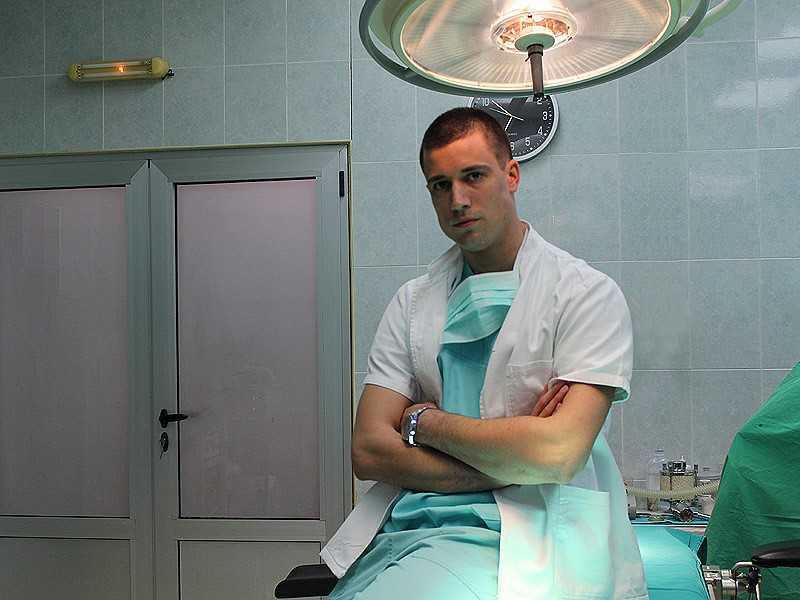 Chang bac si duoc menh danh dien trai nhat the gioi van F.A hinh anh 4