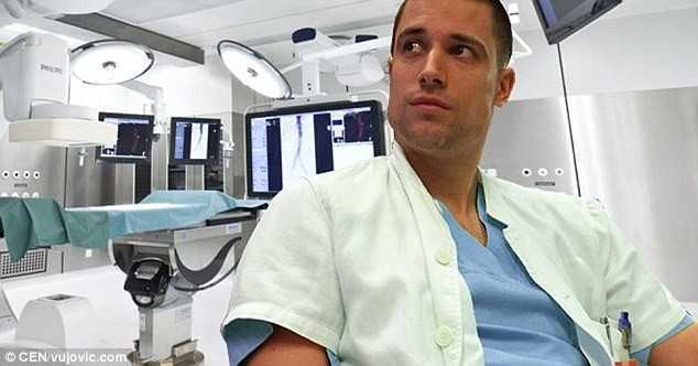 Chang bac si duoc menh danh dien trai nhat the gioi van F.A hinh anh 6