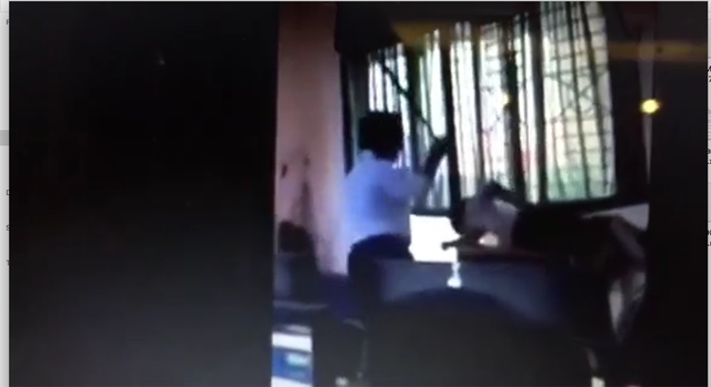 Ảnh cắt từ clip thầy giáo đánh học sinh