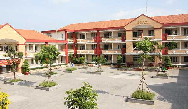  Trường THPT Thủ Thiêm (quận 2, TPHCM). 