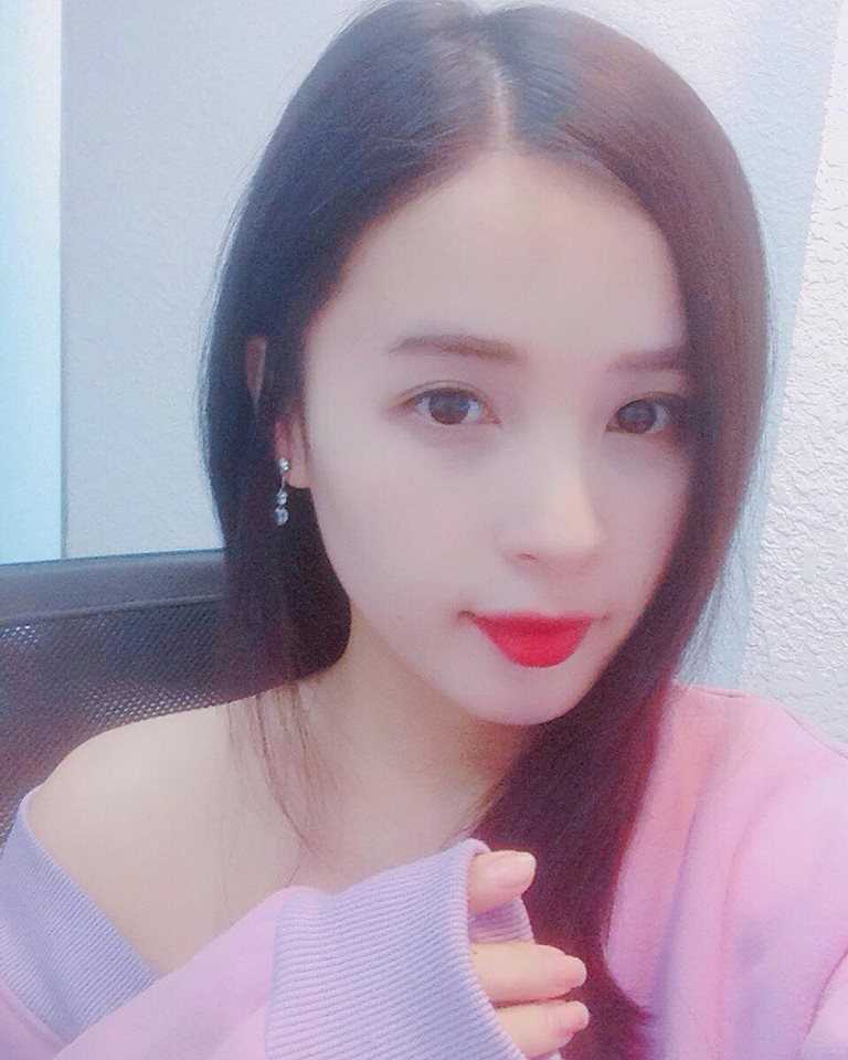 Nhan sac xinh dep cua nu binh luan vien game tren mang hinh anh 11