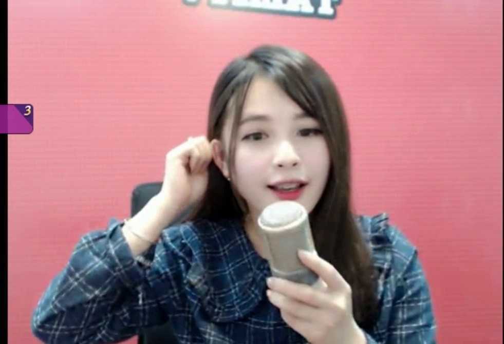 Nhan sac xinh dep cua nu binh luan vien game tren mang hinh anh 4