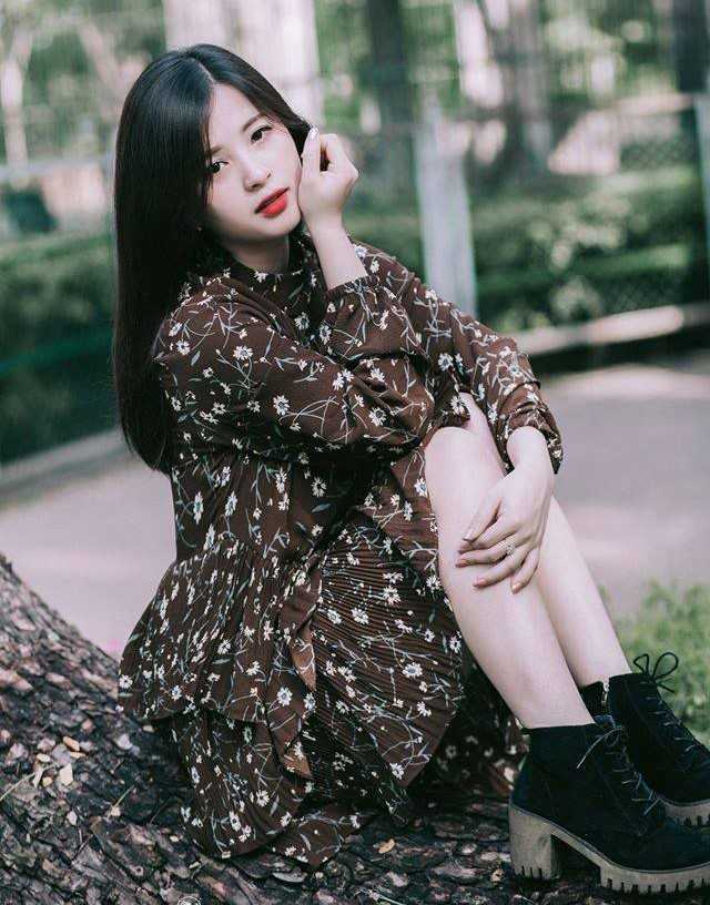 Nhan sac xinh dep cua nu binh luan vien game tren mang hinh anh 1