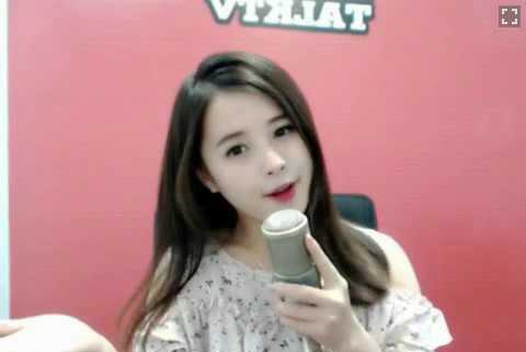 Nhan sac xinh dep cua nu binh luan vien game tren mang hinh anh 5