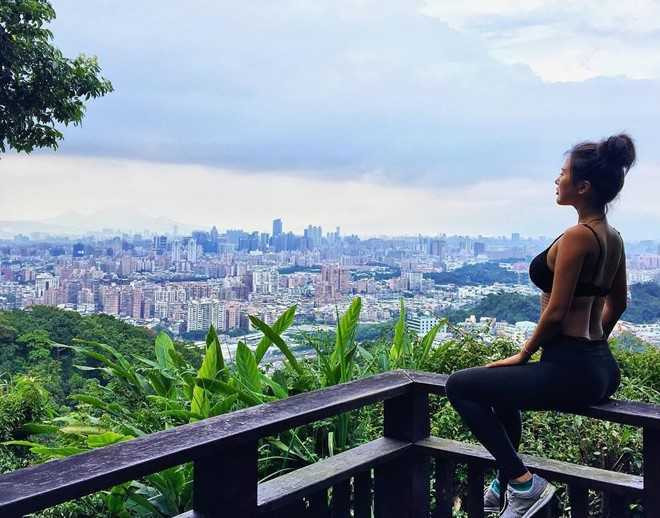 Phong cach goi cam cua nu y ta 9X gay tranh cai hinh anh 5