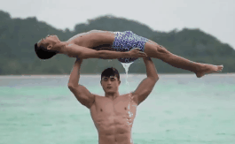 Man nang nguoi tap the duc cua 'thay giao 6 mui' hinh anh 3