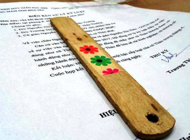 Co giao mam non dung phach nhac danh tre 4 tuoi hinh anh 2