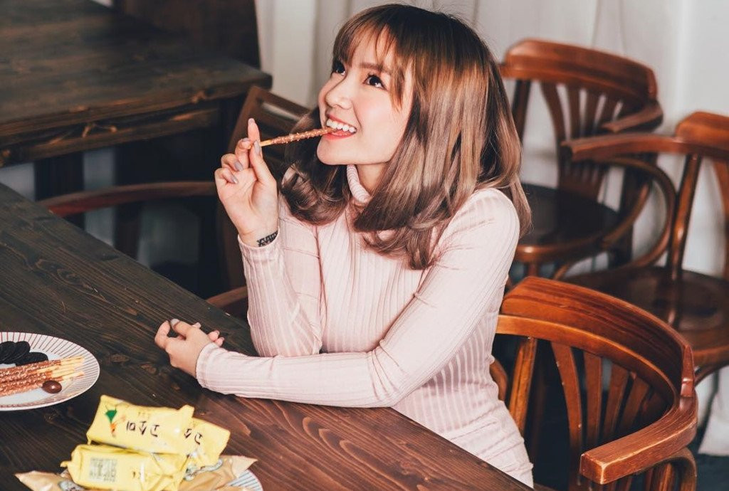 'Hot girl nam lun' 21 tuoi noi dinh dam trong gioi tre Singapore hinh anh 2