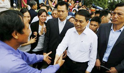 Hinh anh Chu tich Nguyen Duc Chung roi Dong Tam trong tieng vo tay, reo ho cua nguoi dan