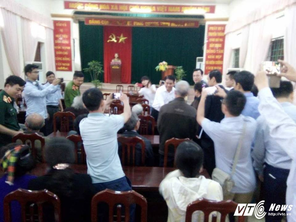 Hinh anh Truc tiep: Chu tich Ha Noi doi thoai voi nguoi dan Dong Tam 3