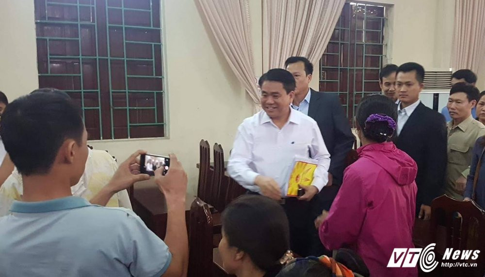 Hinh anh Truc tiep: Chu tich Ha Noi doi thoai voi nguoi dan Dong Tam 5