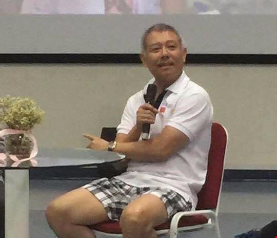 Hinh anh Vi giao su mac quan dui giang day khien dan mang tranh cai la ai?