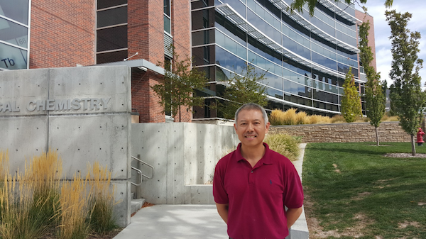 Hinh anh Vi giao su mac quan dui giang day khien dan mang tranh cai la ai? 5