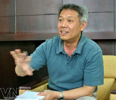 Hinh anh Vi giao su mac quan dui giang day khien dan mang tranh cai la ai? 7