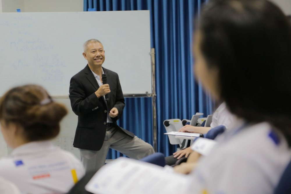Hinh anh Qua khu it nguoi biet cua vi giao su mac quan dui giang bai khien dan mang tranh cai 3