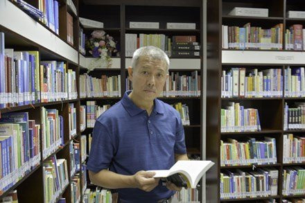 Hinh anh Vi giao su mac quan dui giang day khien dan mang tranh cai la ai? 9