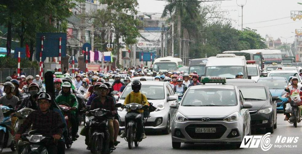 Hinh anh Nguoi dan un un do ve sau ky nghi le, cua ngo Thu do ket cung 17