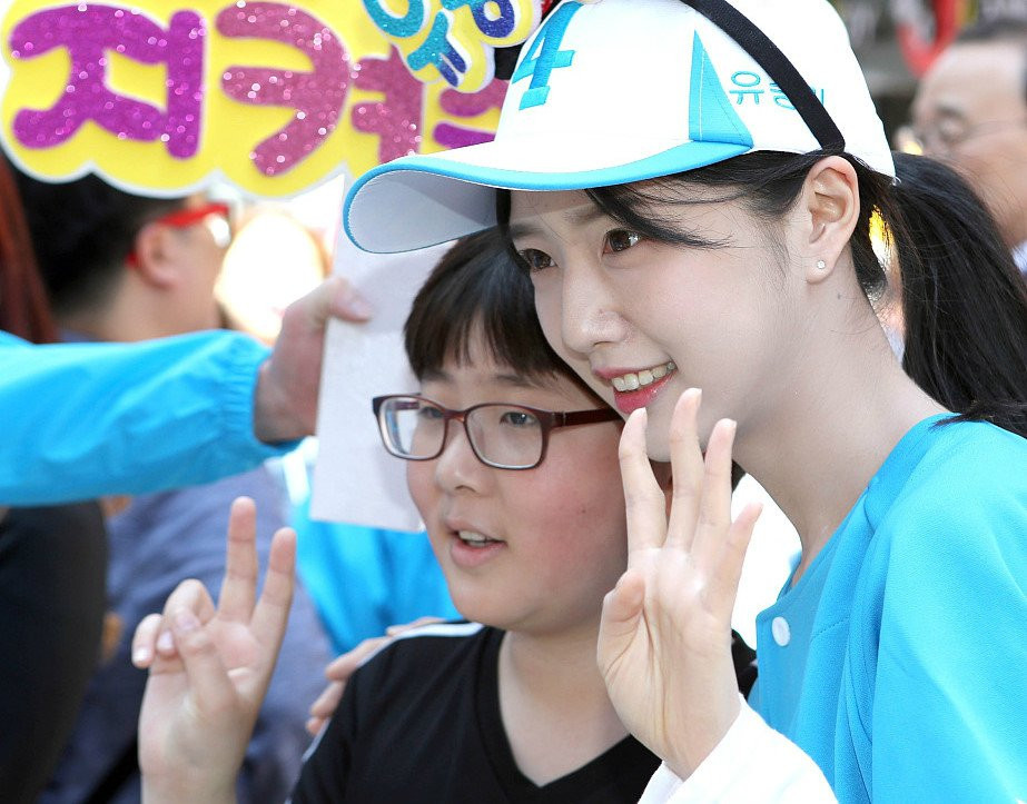 Nhieu nguoi chen lan selfie cung con gai ung vien tong thong Han Quoc hinh anh 2