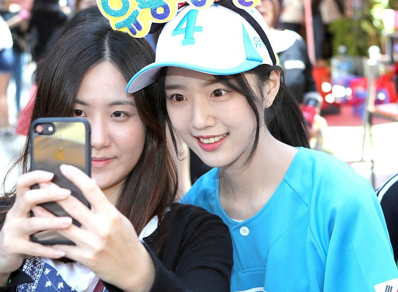 Nhieu nguoi chen lan selfie cung con gai ung vien tong thong Han Quoc hinh anh 4