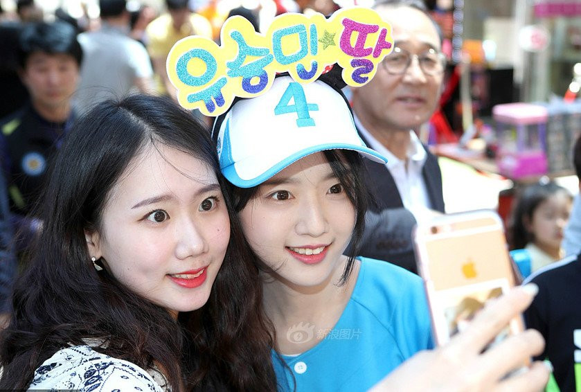 Nhieu nguoi chen lan selfie cung con gai ung vien tong thong Han Quoc hinh anh 5