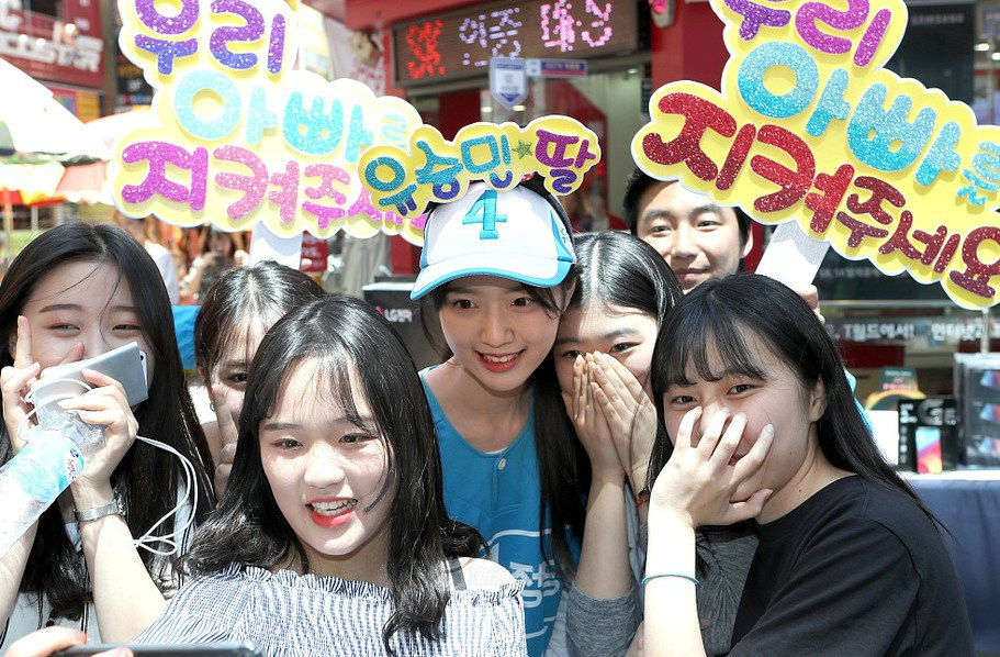 Nhieu nguoi chen lan selfie cung con gai ung vien tong thong Han Quoc hinh anh 3