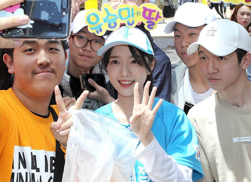 Nhieu nguoi chen lan selfie cung con gai ung vien tong thong Han Quoc hinh anh 6