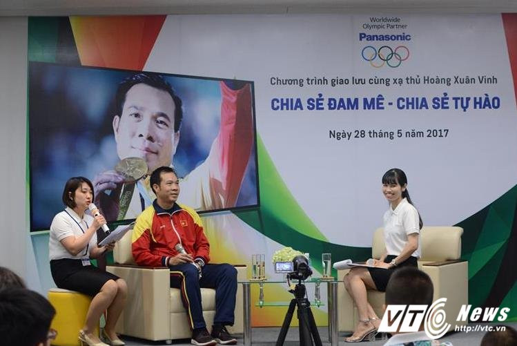 Hinh anh Xa thu Hoang Xuan Vinh trong 'vong vay' hoc sinh Ha thanh