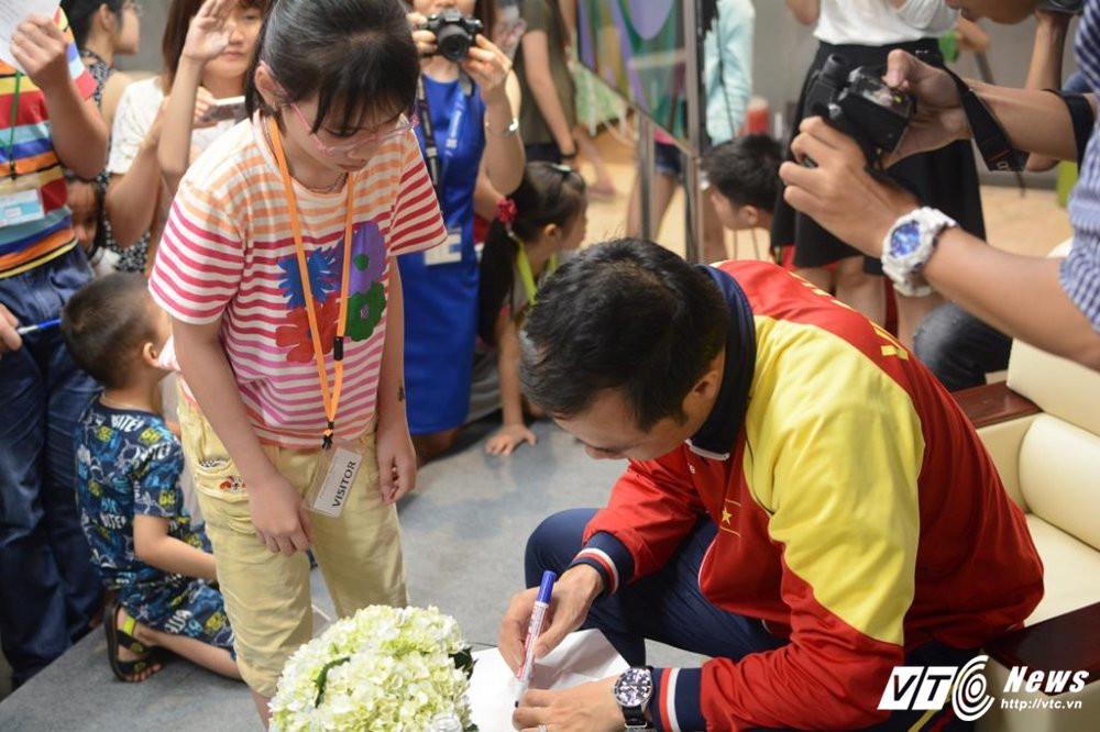 Hinh anh Xa thu Hoang Xuan Vinh trong 'vong vay' hoc sinh Ha thanh 14