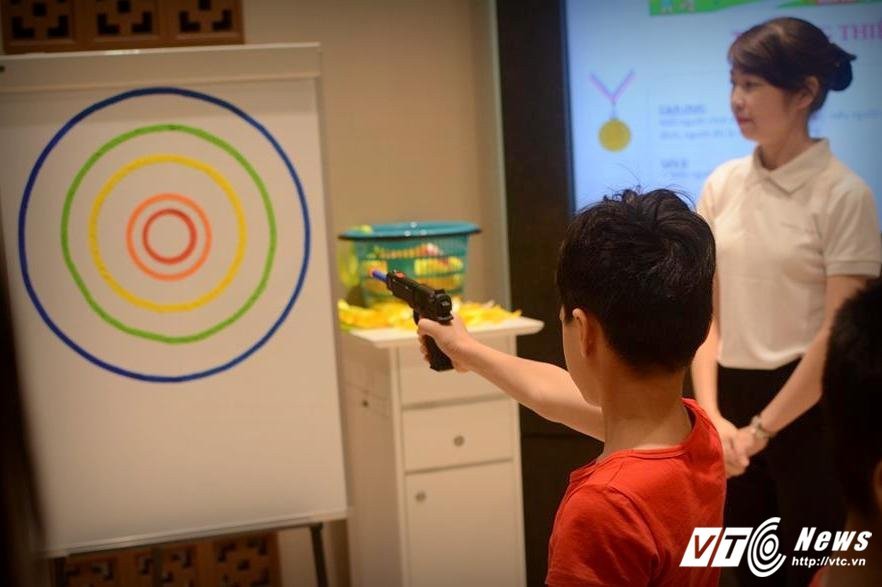 Hinh anh Xa thu Hoang Xuan Vinh trong 'vong vay' hoc sinh Ha thanh 18