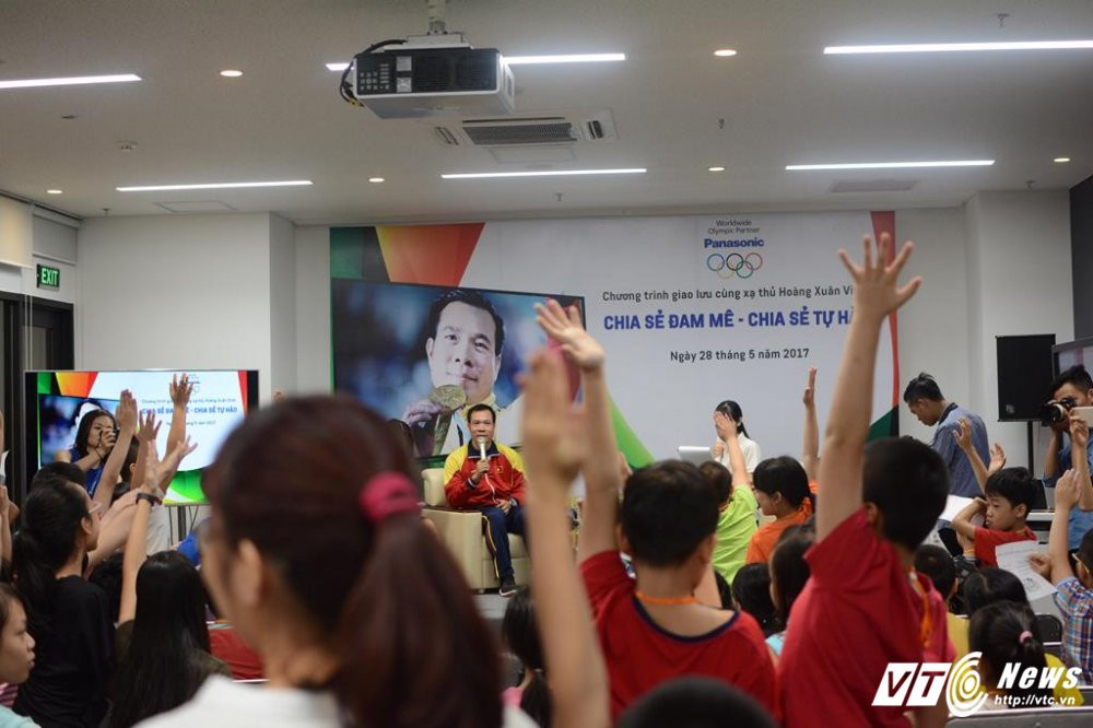 Hinh anh Xa thu Hoang Xuan Vinh trong 'vong vay' hoc sinh Ha thanh 6