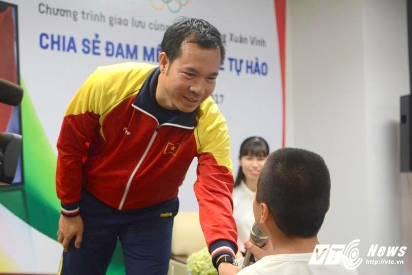 Hinh anh Xa thu Hoang Xuan Vinh trong 'vong vay' hoc sinh Ha thanh 7