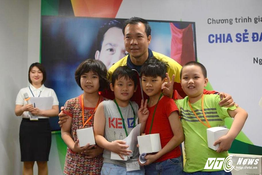 Hinh anh Xa thu Hoang Xuan Vinh trong 'vong vay' hoc sinh Ha thanh 8