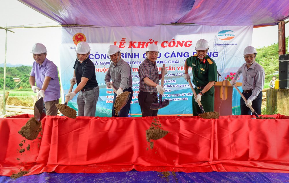 Anh 1 - Cac dong chi lanh dao thuc hien nghi thuc khoi cong cau Cang Don.._
