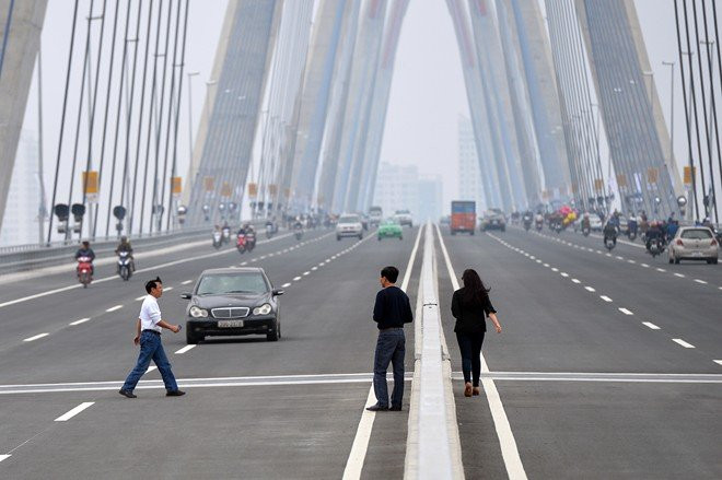 di nguoc chieu tren cau nhat tan